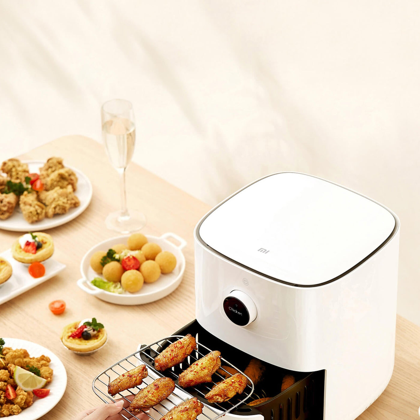imagem de uma Fritadeira Inteligente Air Fryer Mi com alimentos cozidos sentro e em volta